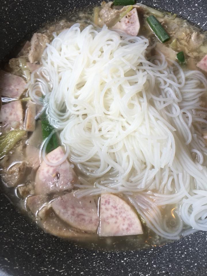 taro pork rice noodle soup10