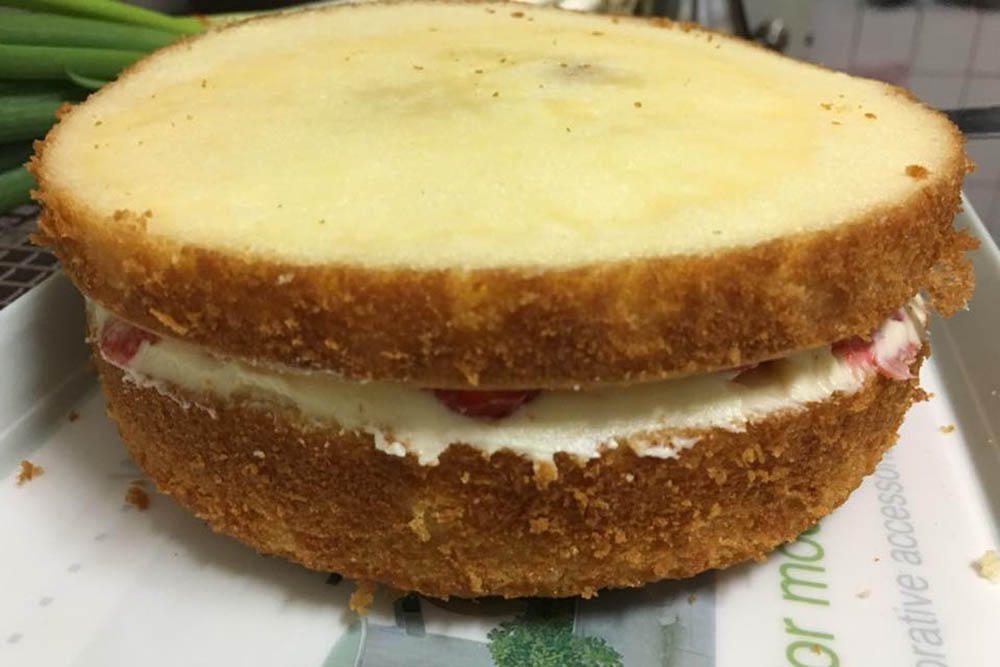 cream cheese strawberry cake 03