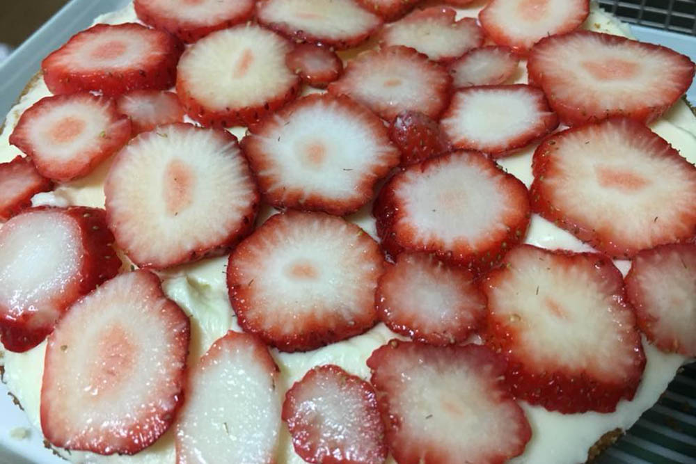 cream cheese strawberry cake